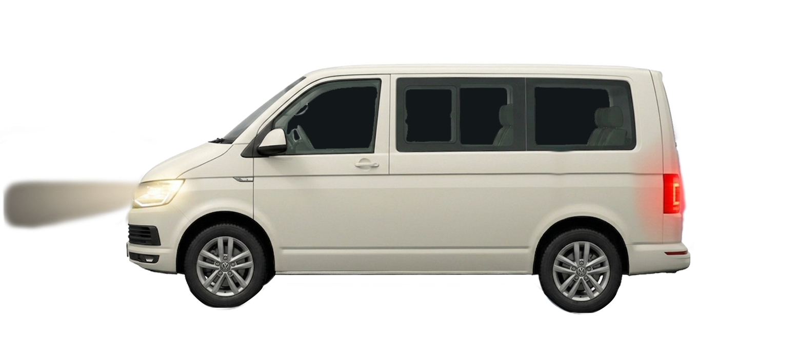 Микроавтобус Volkswagen Caravelle с горящими фарами